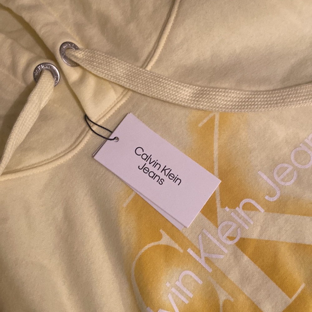 Calvin Klein Jeans monogram logo raw hem cropped hoodie in lemon - Picture 3 of 4